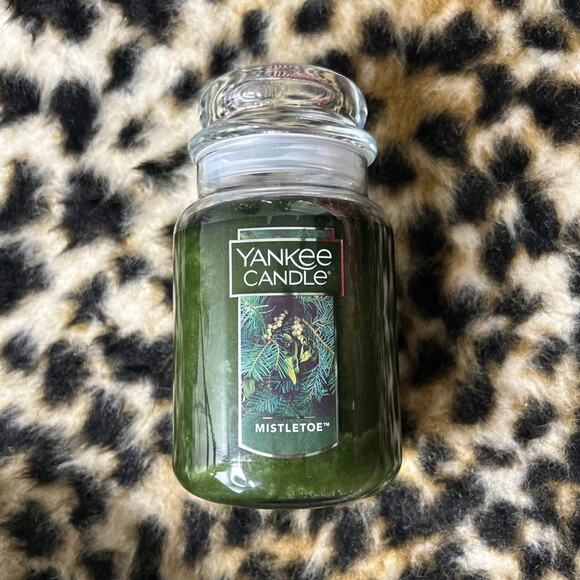 NEW Yankee Candle Mistletoe 22oz Candle - Picture 1 of 3